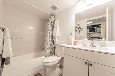 Condo in Miami, Florida, 2 bedrooms  № 2052758 - photo 15