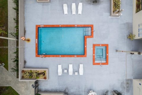 Condo in Miami, Florida, 2 bedrooms  № 2052758 - photo 23