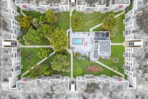 Condo in Miami, Florida, 2 bedrooms  № 2052758 - photo 30