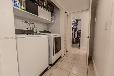 Condo in Miami, Florida, 2 bedrooms  № 2052758 - photo 17