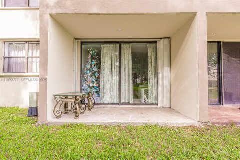 Condo in Miami, Florida, 2 bedrooms  № 2052758 - photo 18