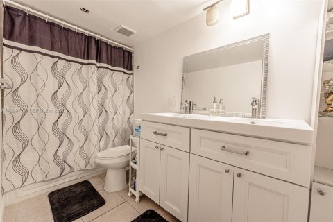 Condo in Miami, Florida, 2 bedrooms  № 2052758 - photo 14
