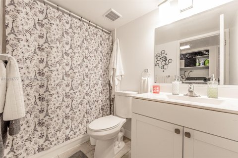 Condo in Miami, Florida, 2 bedrooms  № 2052758 - photo 16