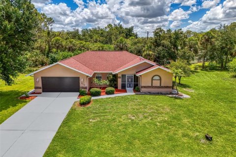 House in Port Charlotte, Florida 3 bedrooms, 176.79 sq.m. № 1799780 - photo 1