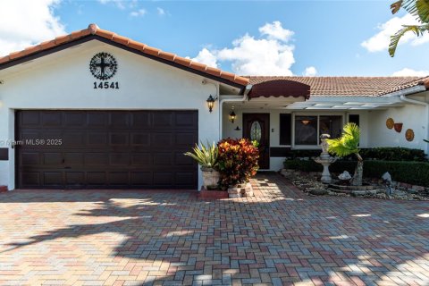 Villa ou maison à louer à Miami, Floride: 3 chambres, 146.23 m2 № 1920457 - photo 1