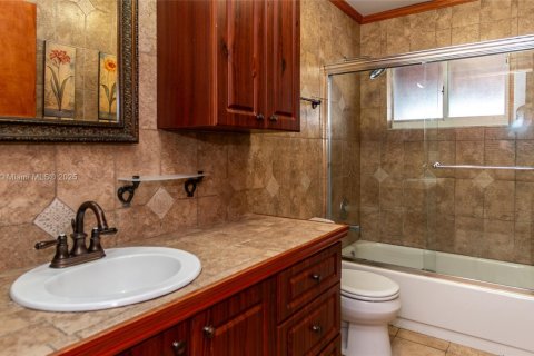 Villa ou maison à louer à Miami, Floride: 3 chambres, 146.23 m2 № 1920457 - photo 9