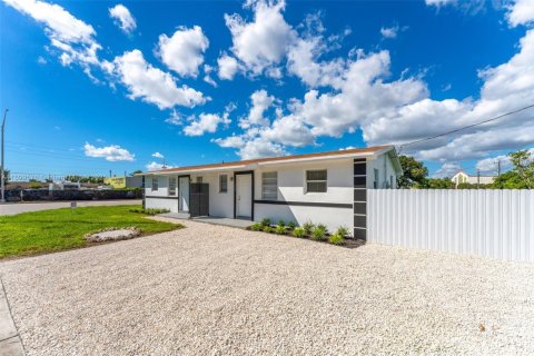 Adosado en alquiler en Miami, Florida, 3 dormitorios, 123.1 m2 № 1950874 - foto 1