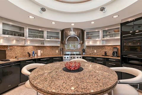 House in Longboat Key, Florida 4 bedrooms, 471.94 sq.m. № 2209105 - photo 15