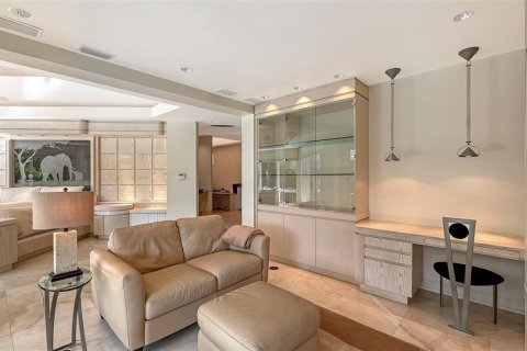 House in Longboat Key, Florida 4 bedrooms, 471.94 sq.m. № 2209105 - photo 25