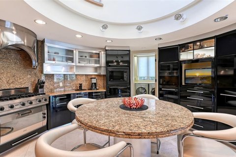 House in Longboat Key, Florida 4 bedrooms, 471.94 sq.m. № 2209105 - photo 16