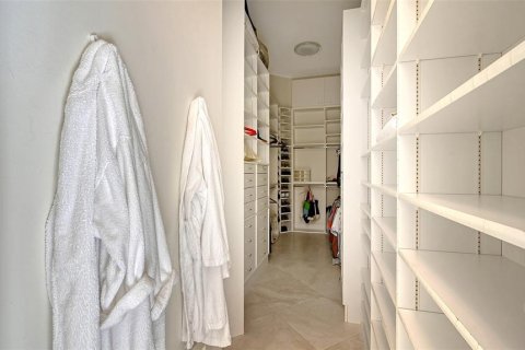 House in Longboat Key, Florida 4 bedrooms, 471.94 sq.m. № 2209105 - photo 26