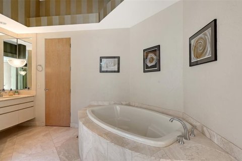 House in Longboat Key, Florida 4 bedrooms, 471.94 sq.m. № 2209105 - photo 29