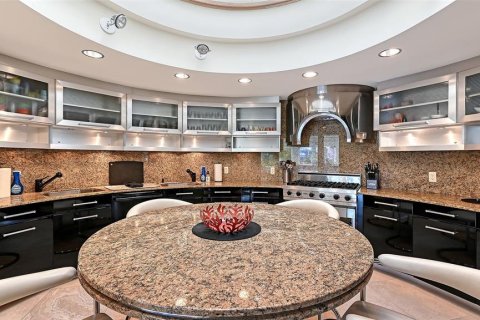 House in Longboat Key, Florida 4 bedrooms, 471.94 sq.m. № 2209105 - photo 17