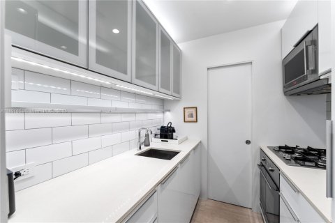 Condo in Miami Beach, Florida, 1 bedroom  № 1943883 - photo 4