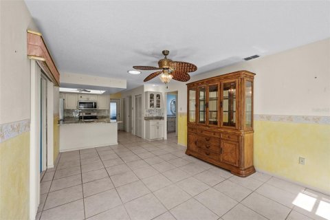 House in Port Richey, Florida 2 bedrooms, 136.57 sq.m. № 2330331 - photo 12