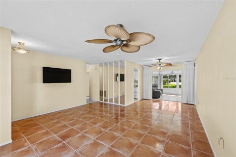House in Port Richey, Florida 2 bedrooms, 136.57 sq.m. № 2330331 - photo 5