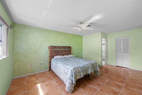 House in Port Richey, Florida 2 bedrooms, 136.57 sq.m. № 2330331 - photo 6