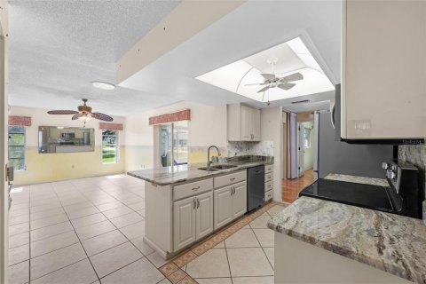 House in Port Richey, Florida 2 bedrooms, 136.57 sq.m. № 2330331 - photo 14