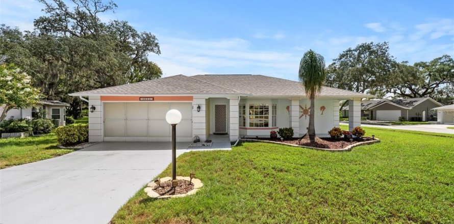 House in Port Richey, Florida 2 bedrooms, 136.57 sq.m. № 2330331