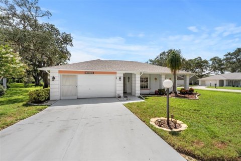 House in Port Richey, Florida 2 bedrooms, 136.57 sq.m. № 2330331 - photo 2