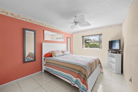 House in Port Richey, Florida 2 bedrooms, 136.57 sq.m. № 2330331 - photo 15