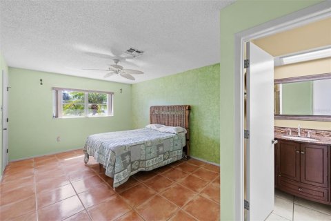 House in Port Richey, Florida 2 bedrooms, 136.57 sq.m. № 2330331 - photo 7
