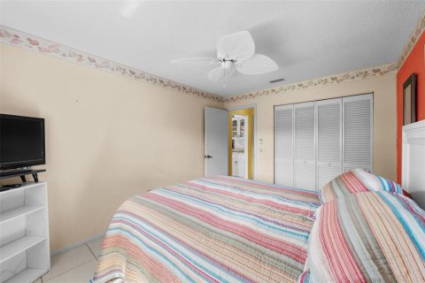 House in Port Richey, Florida 2 bedrooms, 136.57 sq.m. № 2330331 - photo 16