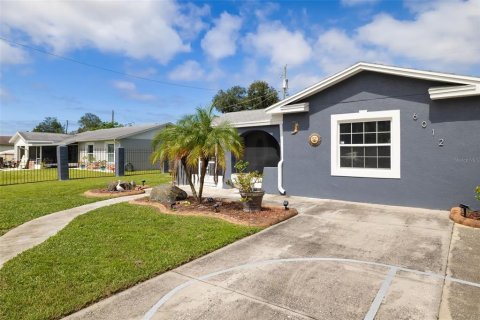 House in Apollo Beach, Florida 4 bedrooms, 151.99 sq.m. № 2391705 - photo 6