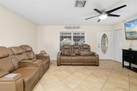 House in Apollo Beach, Florida 4 bedrooms, 151.99 sq.m. № 2391705 - photo 22