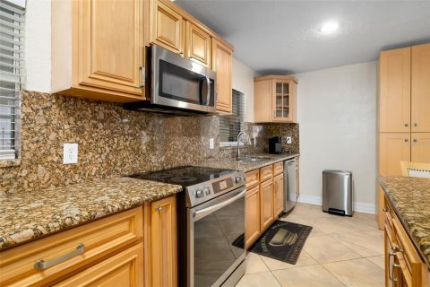 House in Apollo Beach, Florida 4 bedrooms, 151.99 sq.m. № 2391705 - photo 16