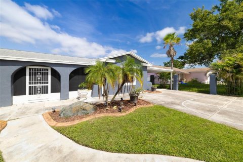 House in Apollo Beach, Florida 4 bedrooms, 151.99 sq.m. № 2391705 - photo 4