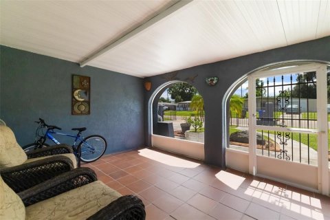 House in Apollo Beach, Florida 4 bedrooms, 151.99 sq.m. № 2391705 - photo 12