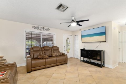 House in Apollo Beach, Florida 4 bedrooms, 151.99 sq.m. № 2391705 - photo 21