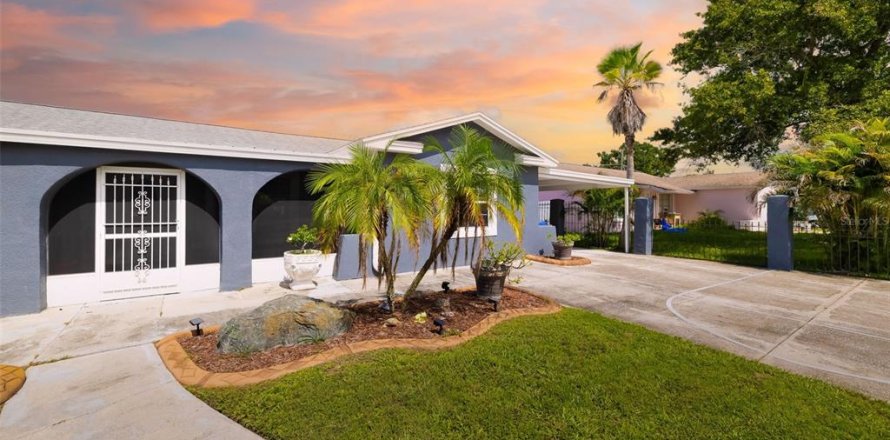 House in Apollo Beach, Florida 4 bedrooms, 151.99 sq.m. № 2391705