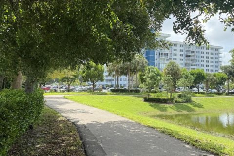 Condo in Hollywood, Florida, 2 bedrooms № 2081747 - photo 14