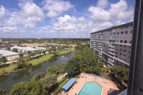 Condo in Hollywood, Florida, 2 bedrooms № 2081747 - photo 12