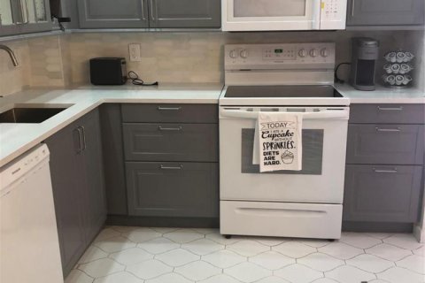 Condo in Hollywood, Florida, 2 bedrooms № 2081747 - photo 4