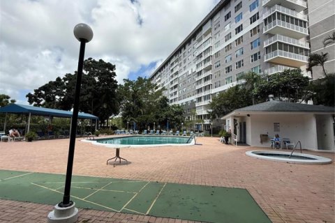 Condo in Hollywood, Florida, 2 bedrooms № 2081747 - photo 13