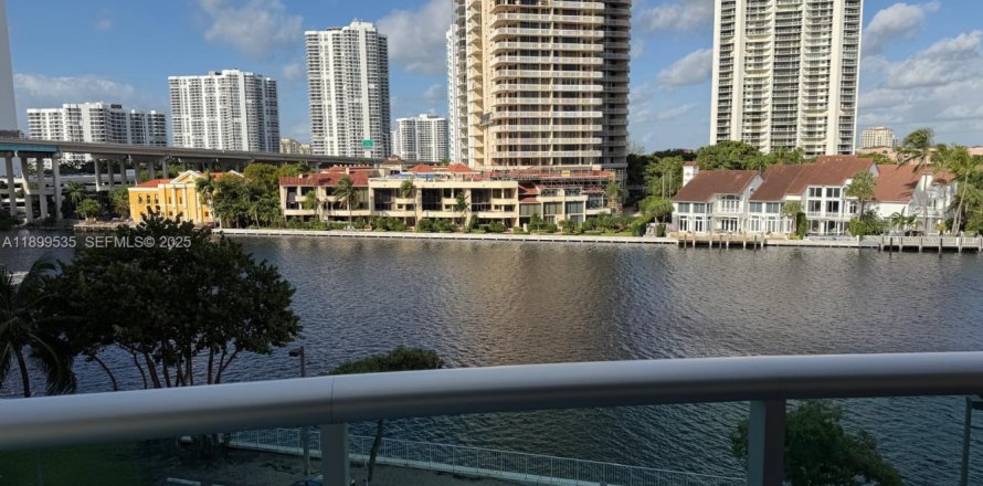 Condominio en Sunny Isles Beach, Florida, 1 dormitorio  № 2034594