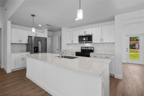 Villa ou maison à vendre à Port Charlotte, Floride: 4 chambres, 173.54 m2 № 2277600 - photo 2
