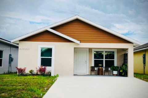 House in Sebring, Florida 3 bedrooms, 111.95 sq.m. № 1929414 - photo 1