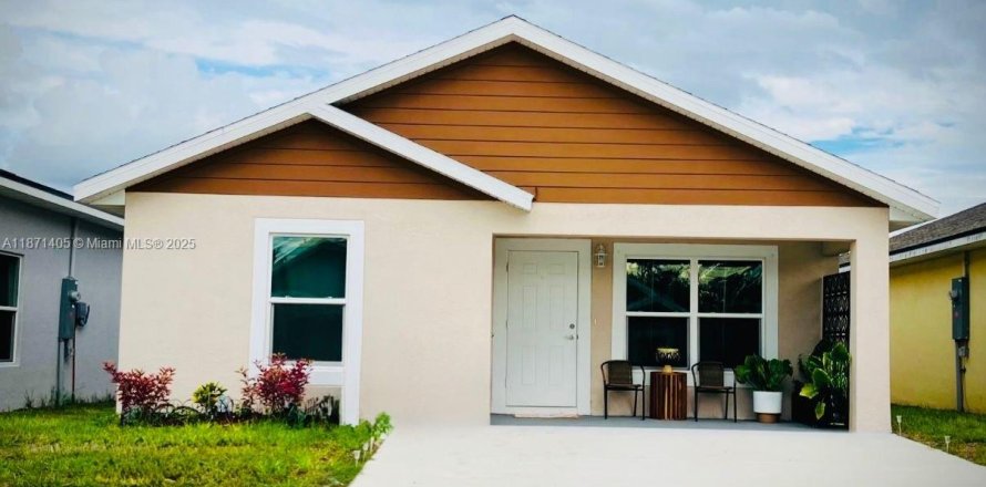 House in Sebring, Florida 3 bedrooms, 111.95 sq.m. № 1929414