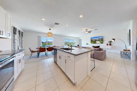 House in Riverview, Florida 4 bedrooms, 179.77 sq.m. № 2227931 - photo 12