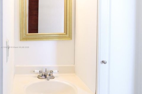 Condo in Miami Beach, Florida, 1 bedroom  № 1849024 - photo 12