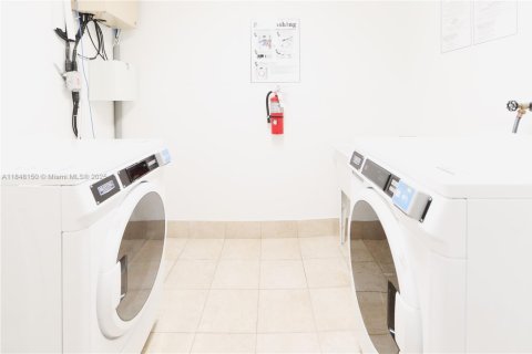 Condo in Miami Beach, Florida, 1 bedroom  № 1849024 - photo 20
