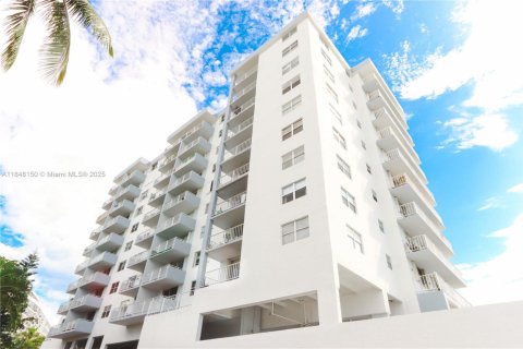 Condo in Miami Beach, Florida, 1 bedroom  № 1849024 - photo 1