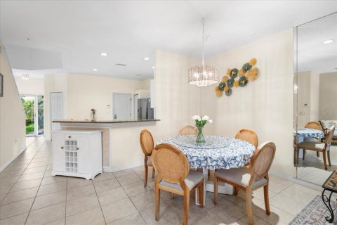 Townhouse in Madeira Beach, Florida 2 bedrooms, 141.58 sq.m. № 1618498 - photo 13