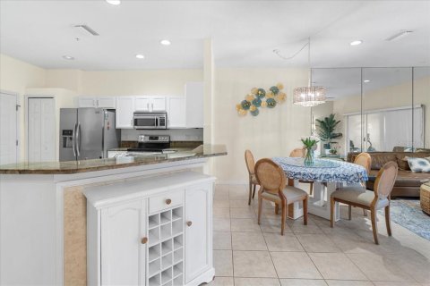 Townhouse in Madeira Beach, Florida 2 bedrooms, 141.58 sq.m. № 1618498 - photo 14