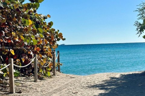 Купить кондоминиум в Майами-Бич, Флорида 2 спальни, 157.93м2, № 1995927 - фото 2