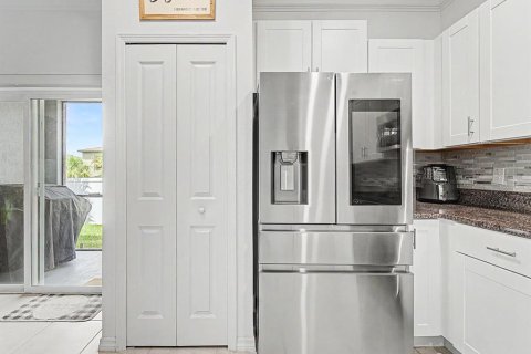 Townhouse in Zephyrhills, Florida 3 bedrooms, 151.8 sq.m. № 2373025 - photo 11